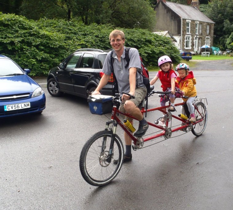 Alf + family on tandem.